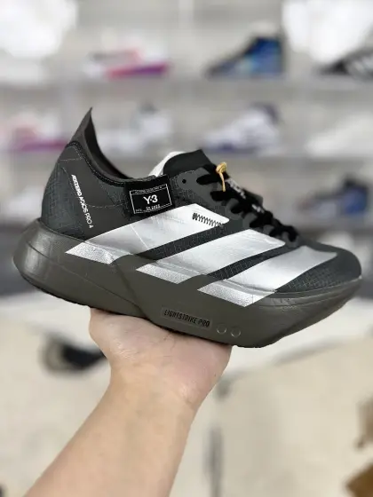 ▪️QD公司级 Y-3 x adidas Adizero Adios Pro 4 百搭舒适减震耐磨 低帮跑步鞋 男女款 灰银 ▪️Adidas Adizero Adios Pro 4跑步鞋是一款专为长距离竞速设计的跑鞋.鞋面采用了全新的Lightstrike Pro科技,结合了轻便和透气性,为跑者提供舒适的贴合感.同时,新的Lightlock技术使得鞋面在延展性和舒适性方面有了革命性的提升.鞋面材料轻薄柔软,紧密贴合脚型,鞋舌部分填充少量物质,减轻了系带时的压力.中底采用了Energy Rods(能量杆)技术和Lightstrike Pro发泡材料.Energy Rods技术将碳纤维材质与其他轻量化材料结合,有效提升了能量回馈的效率.而Lightstrike Pro发泡材料则提供了更强的弹性和响应性,尤其适合高速跑步和长时间的耐力赛.相较于前代,Pro4的中底更为柔软和灵活,带来了更好的脚感和推进力.外底采用了Continental橡胶材料,提供了极佳的抓地力,适合各种路况,尤其在湿滑的环境中表现出色.同时,鞋底的起翘点后移到整个鞋底的60%位置,使得鞋子的滚动弧度更加激进,推进感更强.大底上的纹理结构是基于运动员足底压力分布数据分析得来的,进一步提高了鞋子的性能.总而言之,Adidas Adizero Adios Pro 4跑步鞋在舒适性、速度和耐用性方面表现出色,是专业选手和有一定跑步经验的业余高手的理想选择. ▪️ (36 362⁄3 371⁄3 38 382⁄3 391⁄3 40 402⁄3 411⁄3 42 422⁄3 431⁄3 44 442⁄3 451⁄3) ▪️货号:JS3155